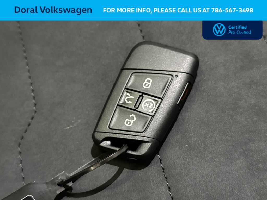 2025 Volkswagen Taos SE Black