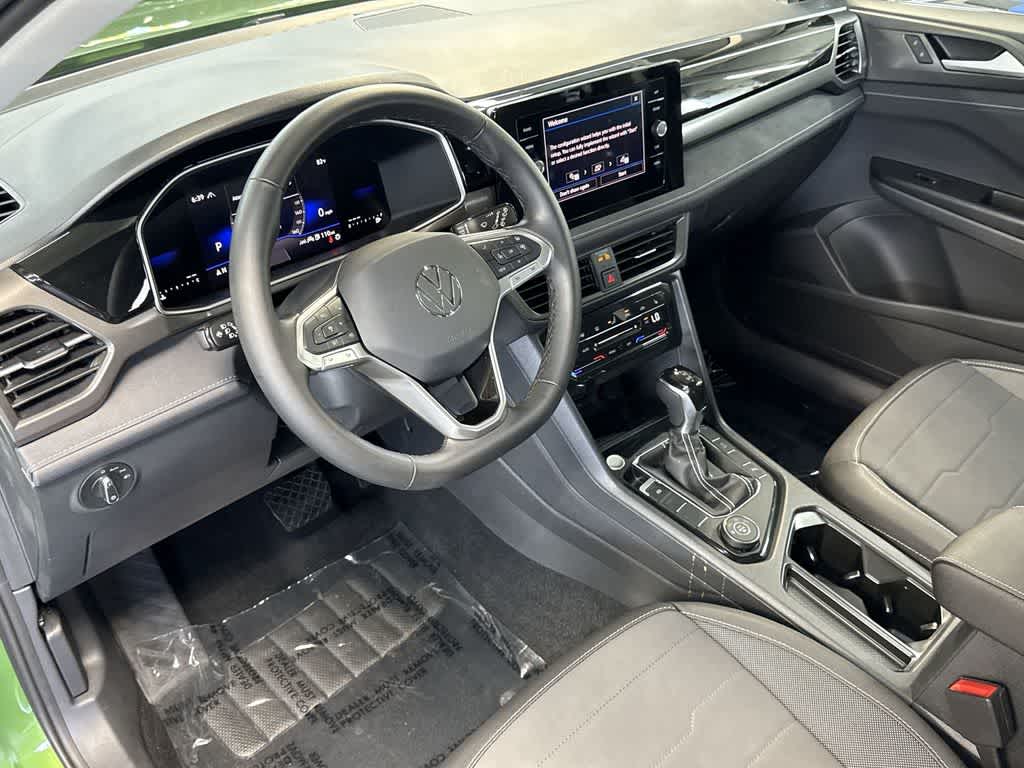 2025 Volkswagen Taos SE Black