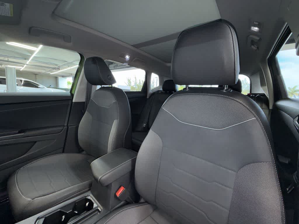 2025 Volkswagen Taos SE Black