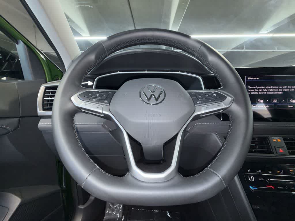 2025 Volkswagen Taos SE Black