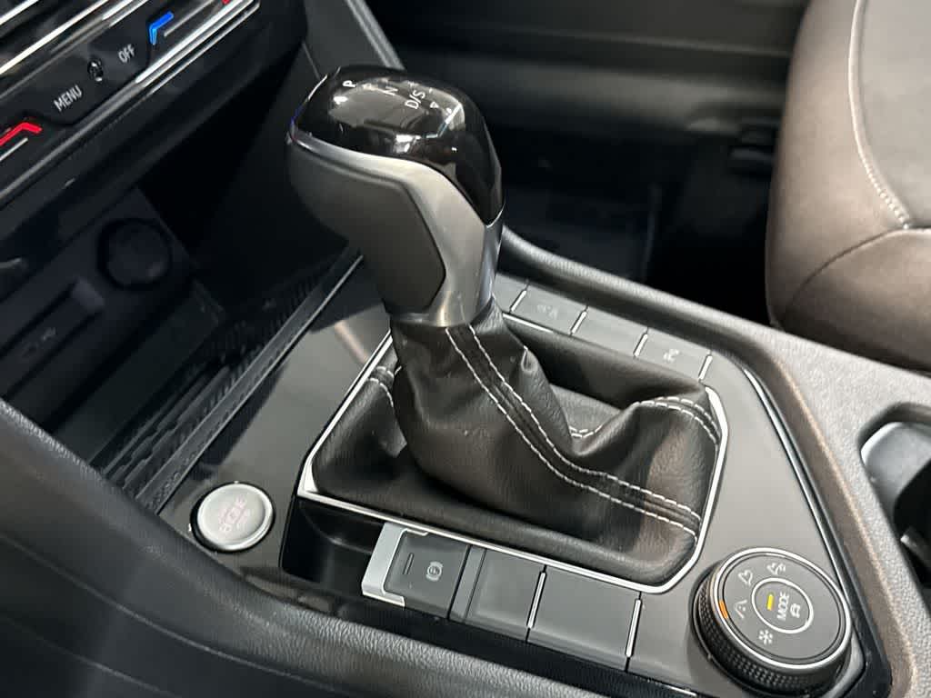 2025 Volkswagen Taos SE Black