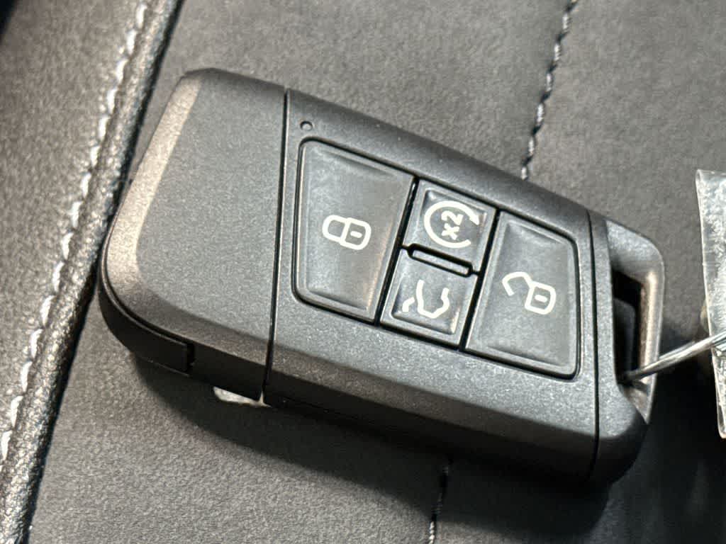 2025 Volkswagen Taos SE Black