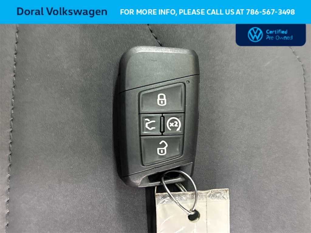 2025 Volkswagen Taos SE Black