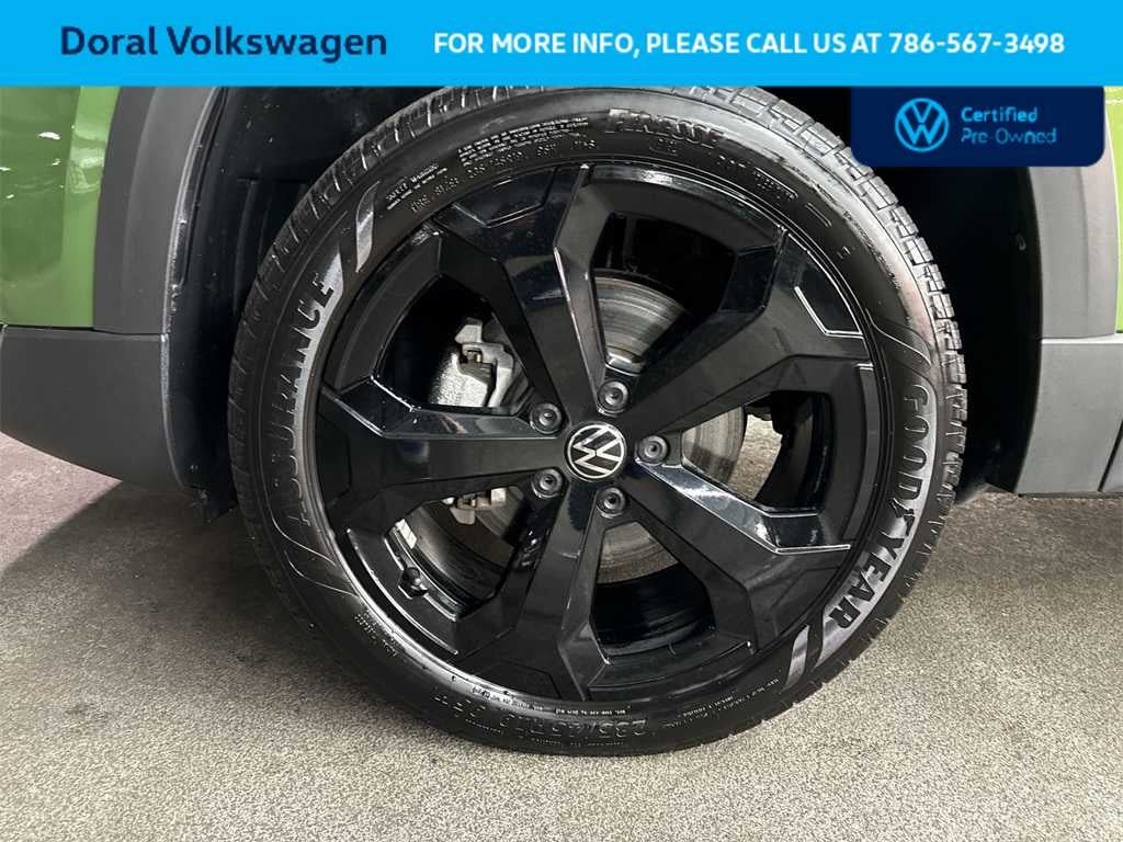2025 Volkswagen Taos SE Black