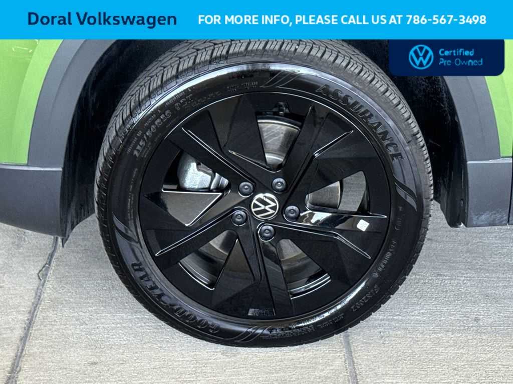 2025 Volkswagen Taos SE Black