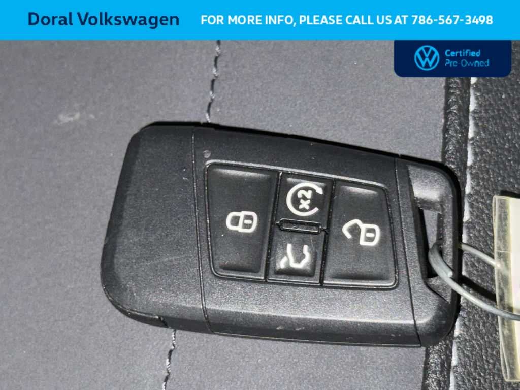 2025 Volkswagen Taos SE Black