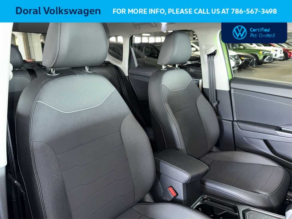 2025 Volkswagen Taos SE Black