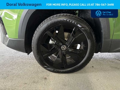 2025 Volkswagen Taos SE Black