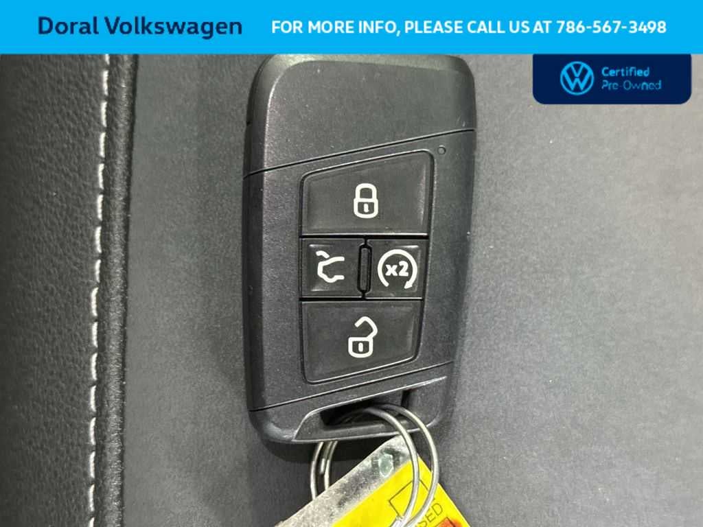 2025 Volkswagen Taos SE Black