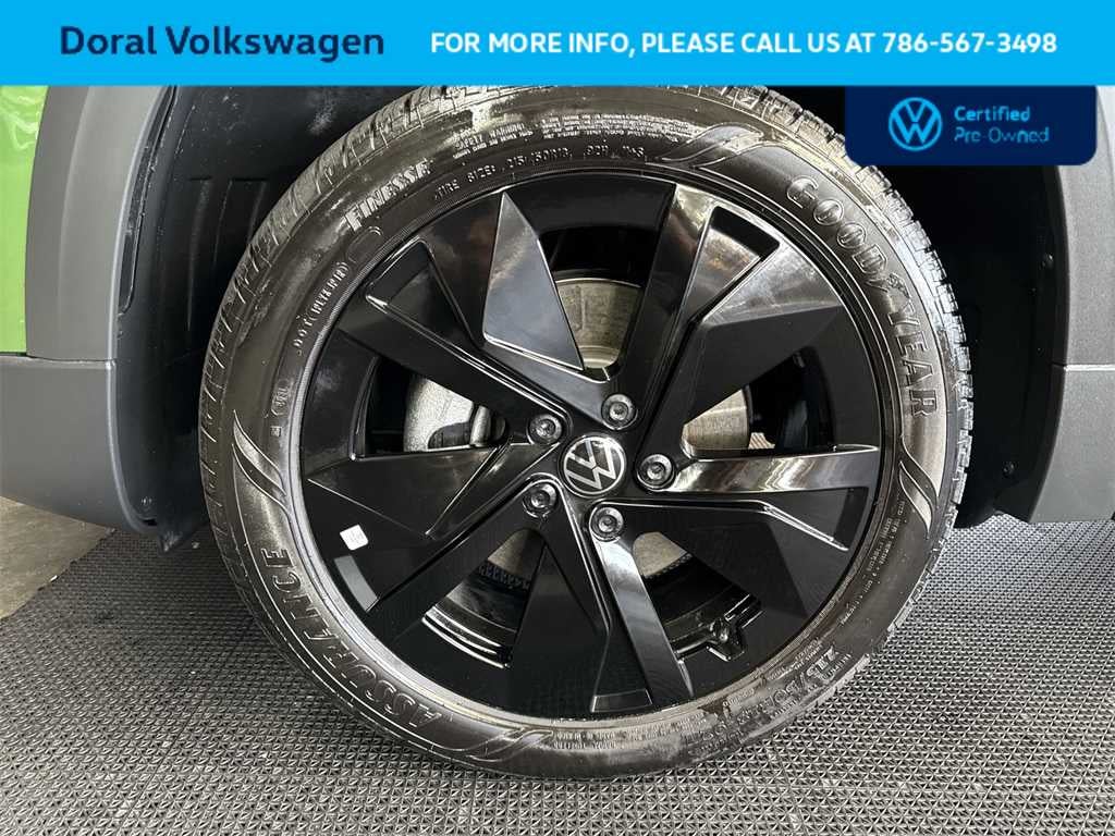 2025 Volkswagen Taos SE Black