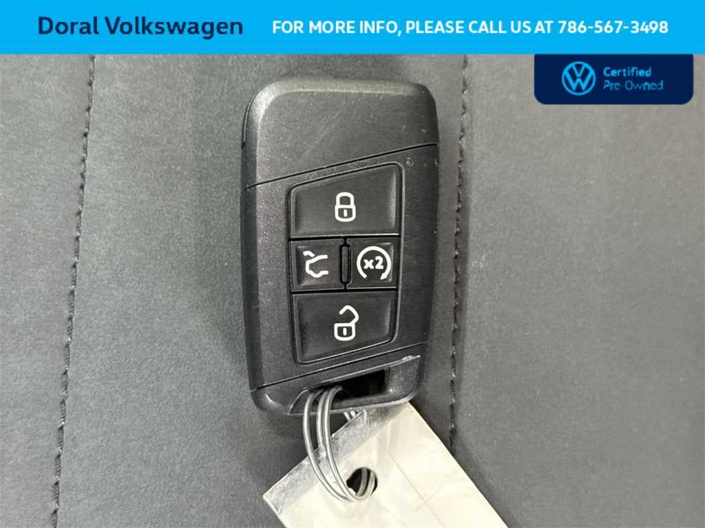 2025 Volkswagen Taos SE Black