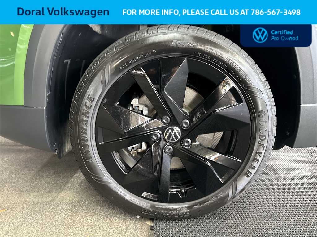 2025 Volkswagen Taos SE Black