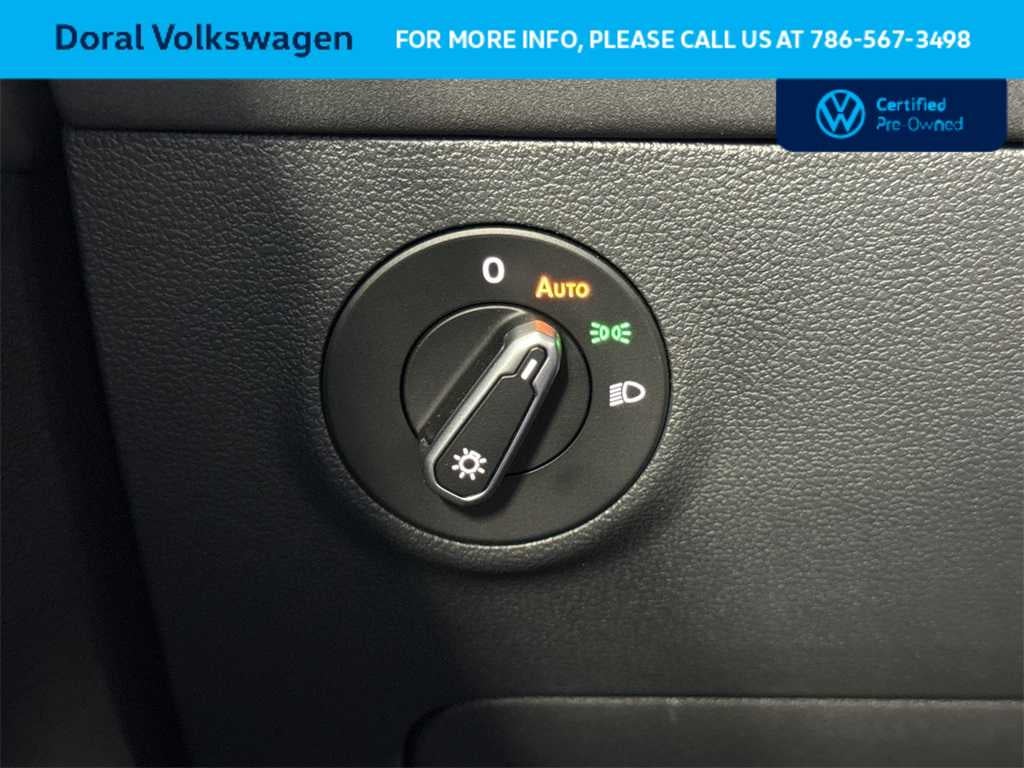 2025 Volkswagen Taos SE Black