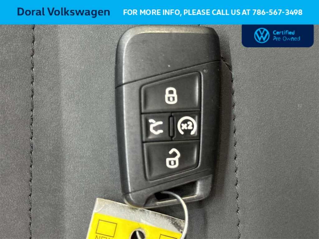 2025 Volkswagen Taos SE Black