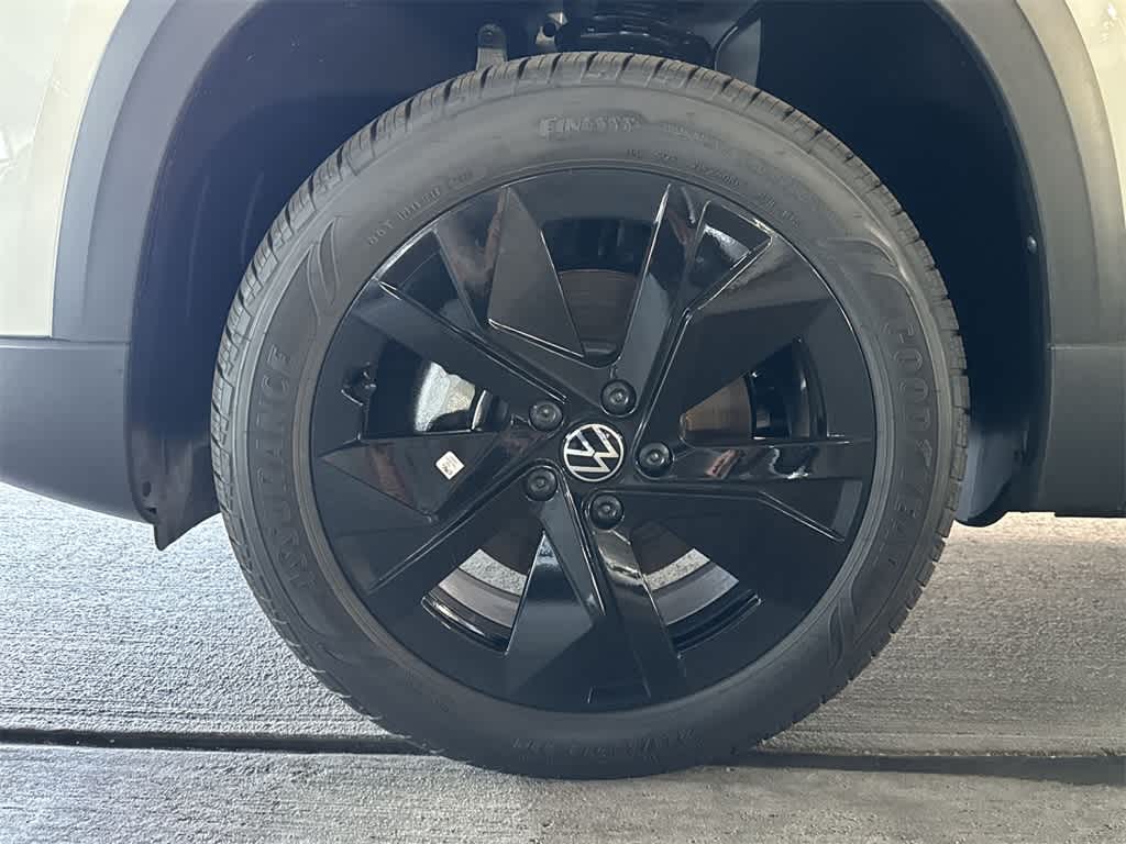 2026 Volkswagen Taos SE Black