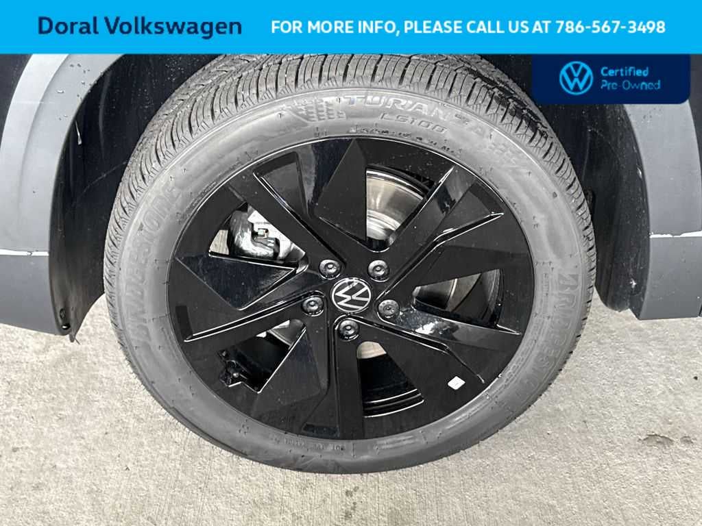 2025 Volkswagen Taos SE Black
