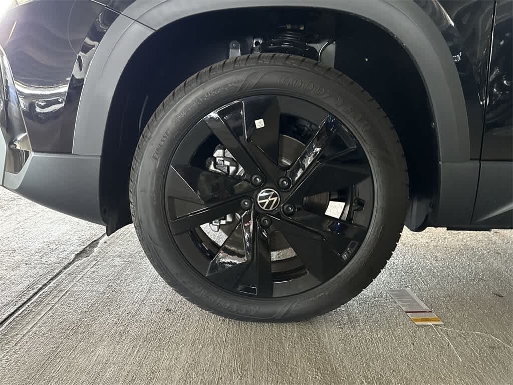 2026 Volkswagen Taos SE Black