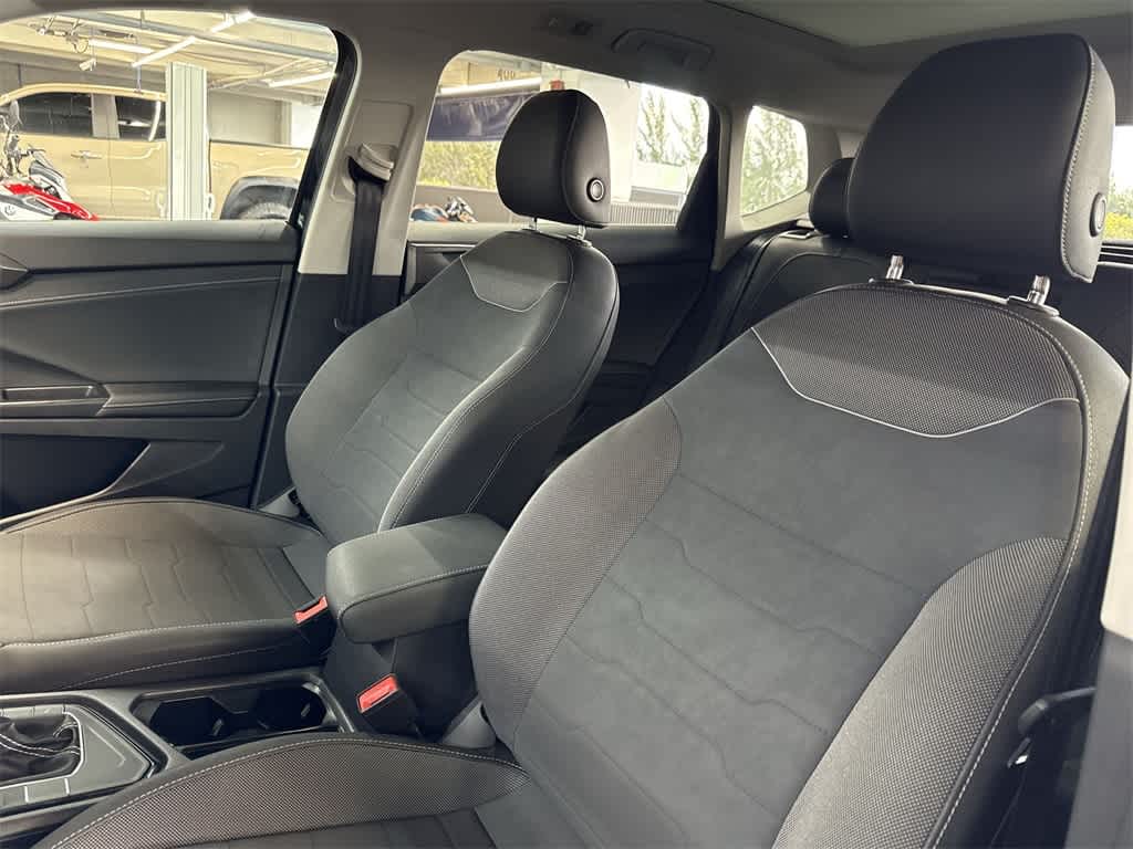 2025 Volkswagen Taos SE Black