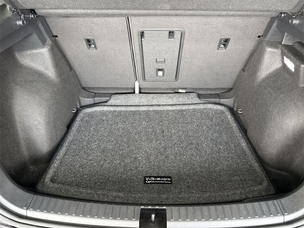 2025 Volkswagen Taos SE Black