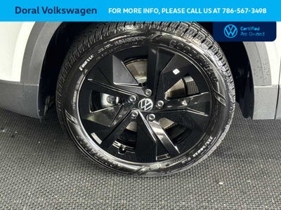 2025 Volkswagen Taos SE Black