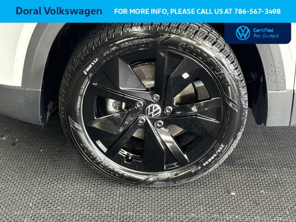 2025 Volkswagen Taos SE Black