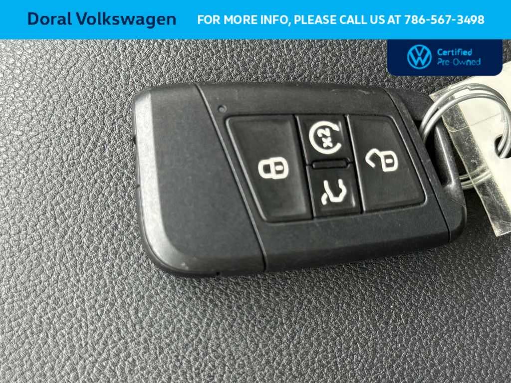 2025 Volkswagen Taos SE Black