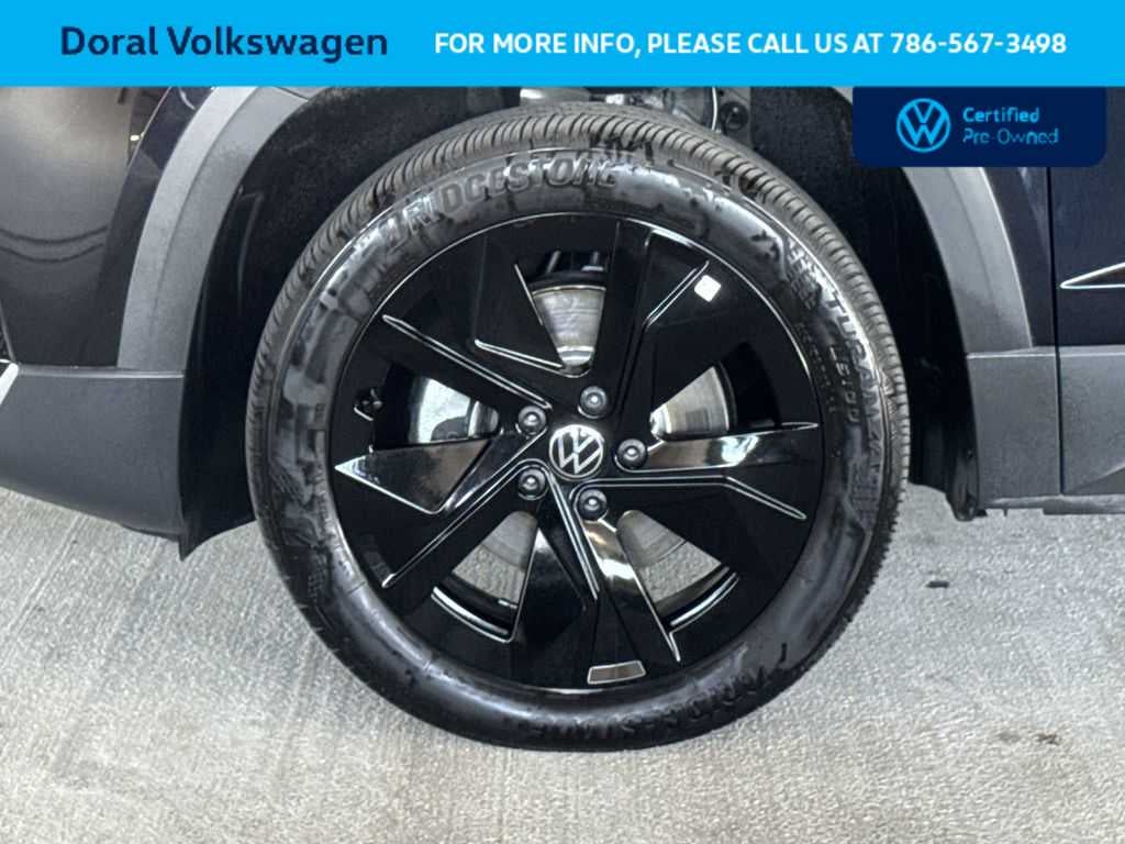2025 Volkswagen Taos SE Black