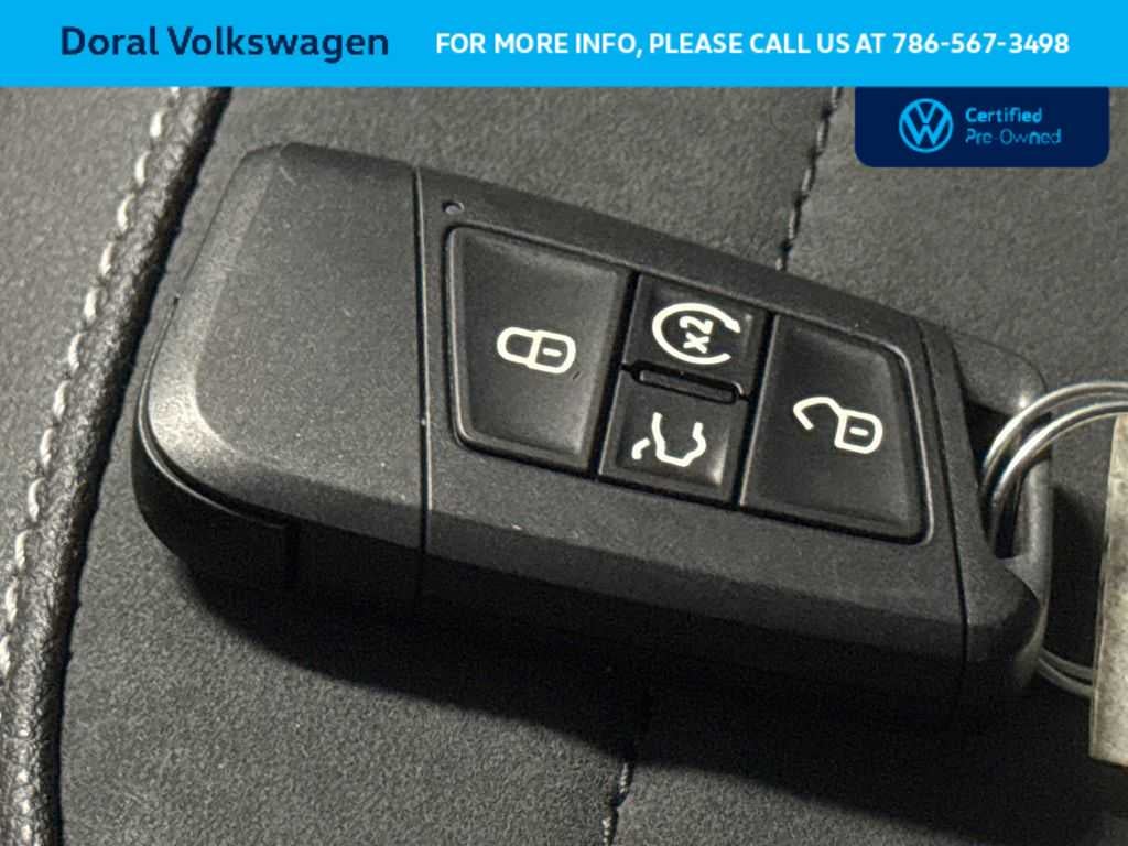 2025 Volkswagen Taos SE Black