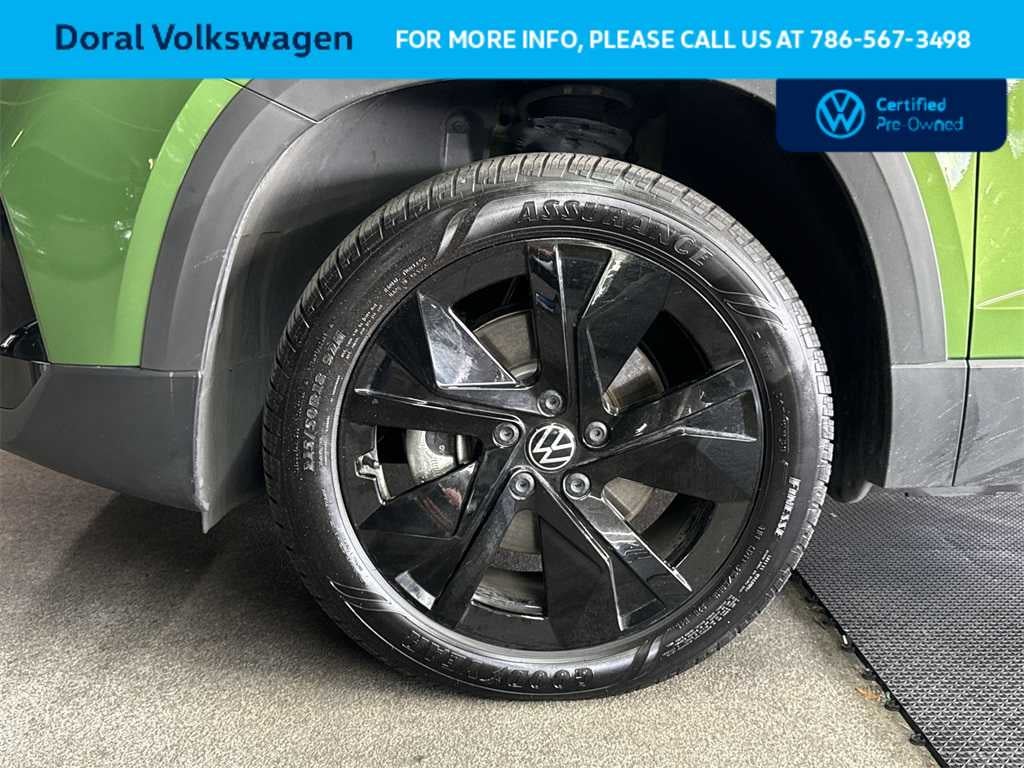 2025 Volkswagen Taos SE Black