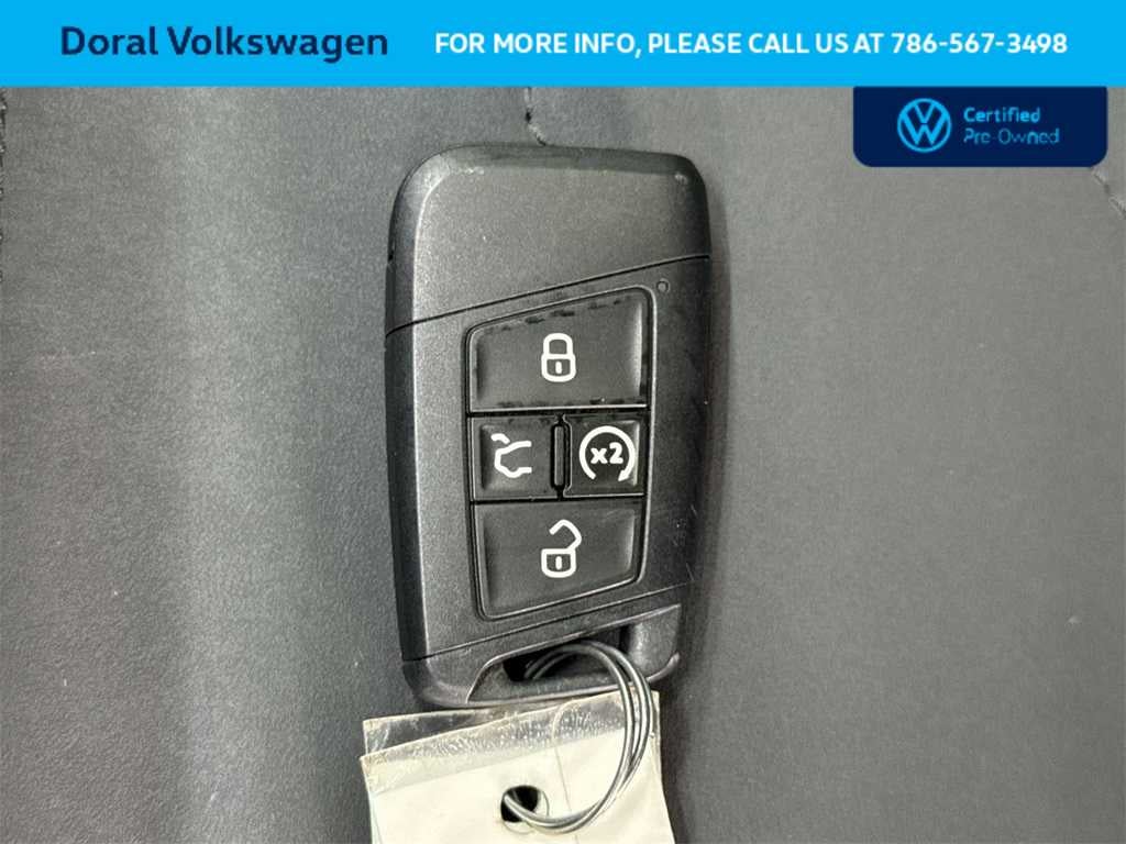 2025 Volkswagen Taos SE Black