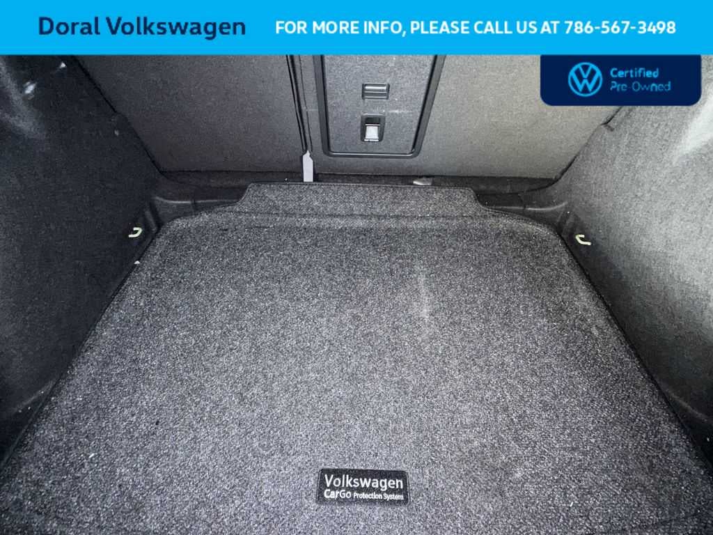 2025 Volkswagen Taos SE Black