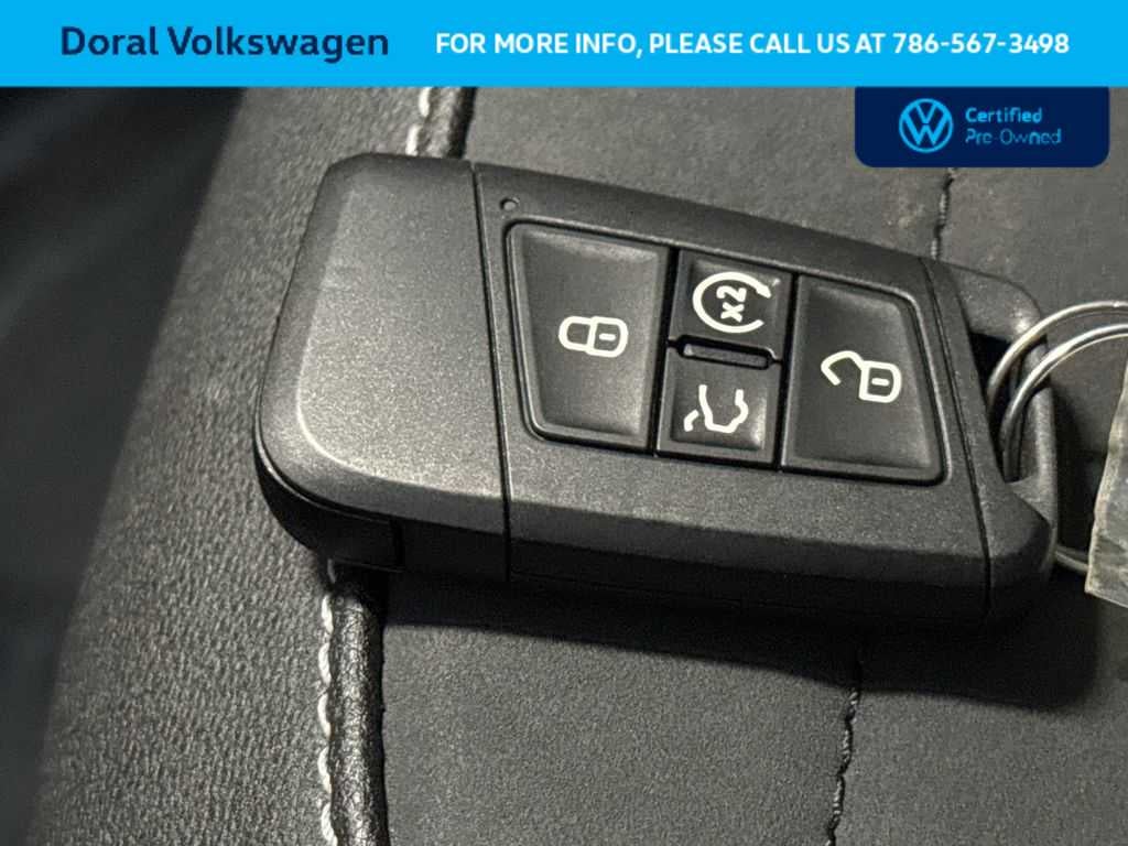 2025 Volkswagen Taos SE Black