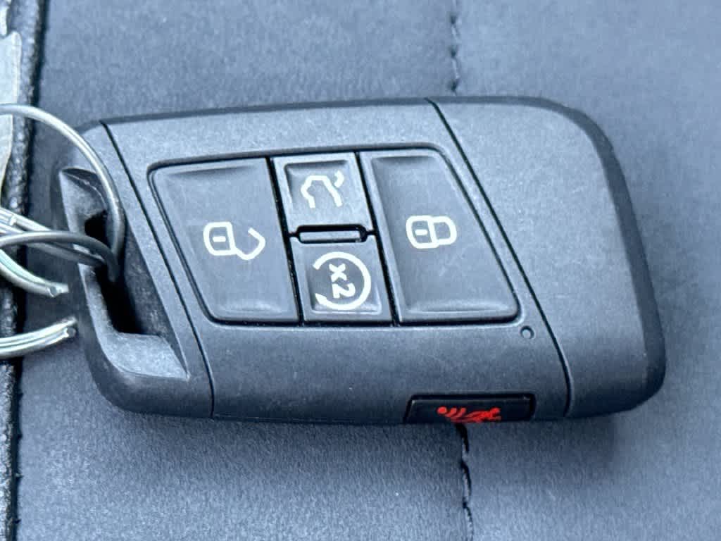 2026 Volkswagen Taos SE Black