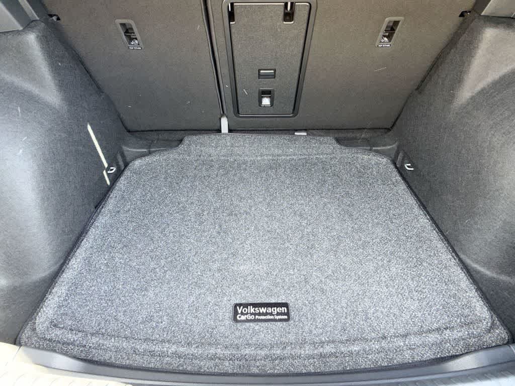2026 Volkswagen Taos SE Black