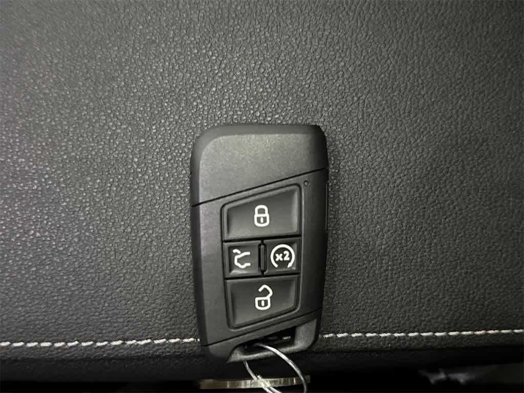 2026 Volkswagen Taos SE Black