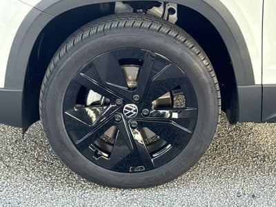 2026 Volkswagen Taos SE Black