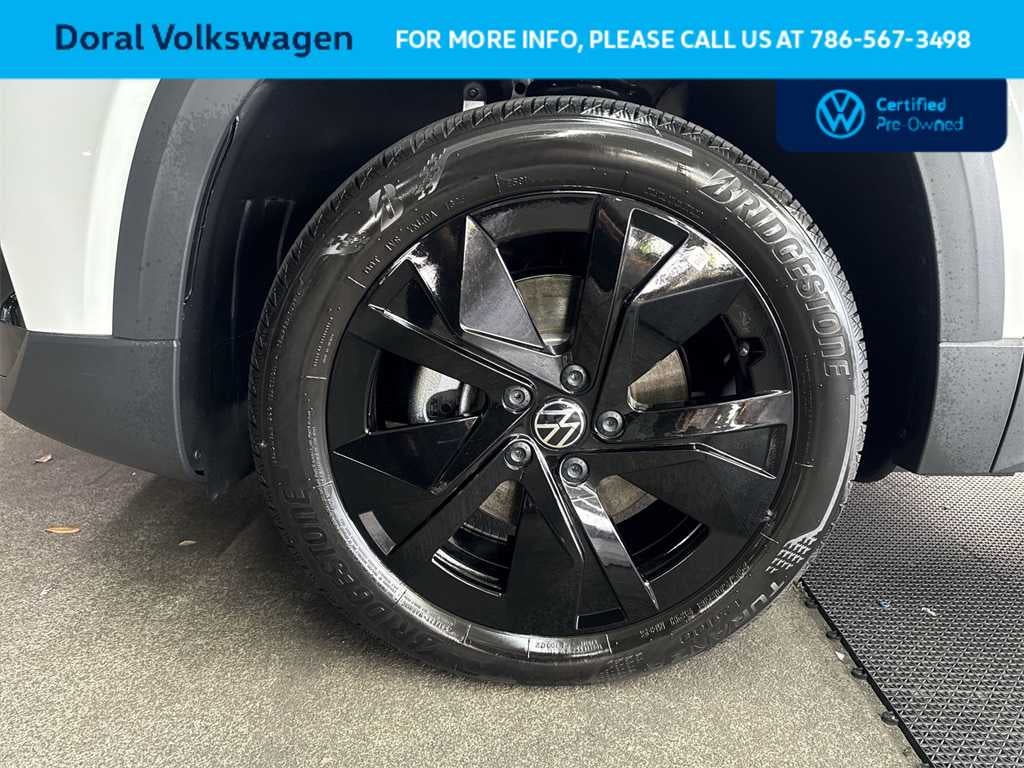 2025 Volkswagen Taos SE Black