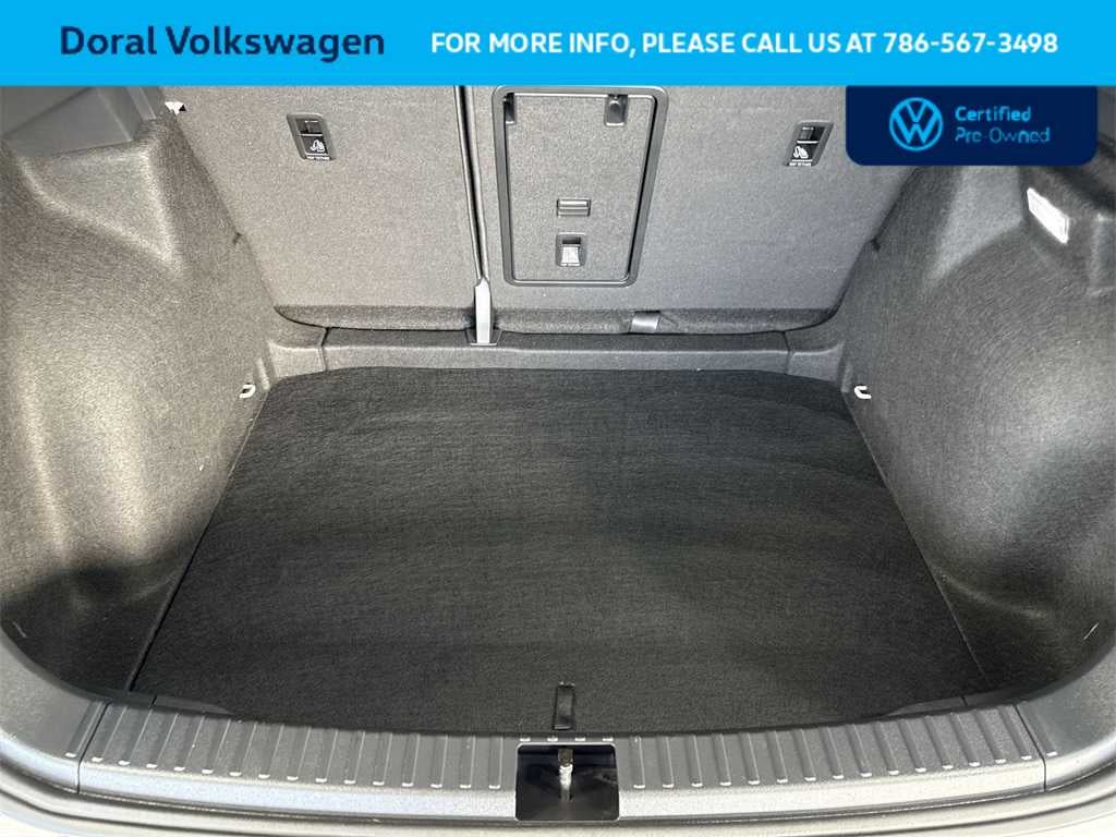 2025 Volkswagen Taos SE Black