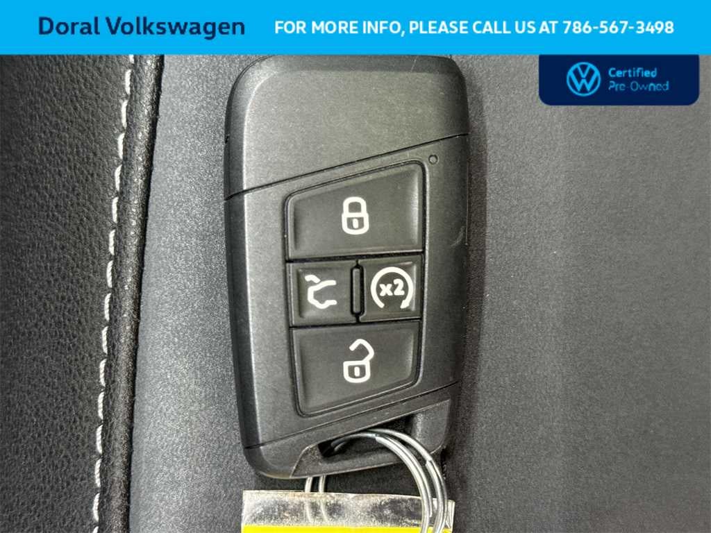 2025 Volkswagen Taos SE Black