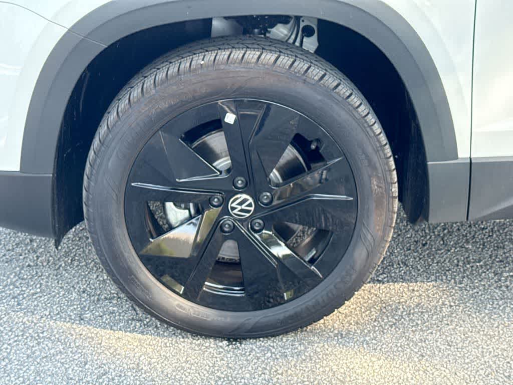 2026 Volkswagen Taos SE Black