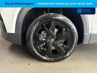 2025 Volkswagen Taos SE Black