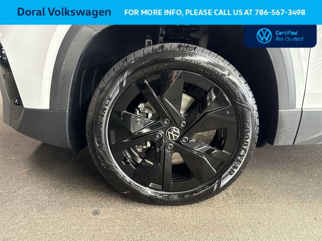 2025 Volkswagen Taos SE Black