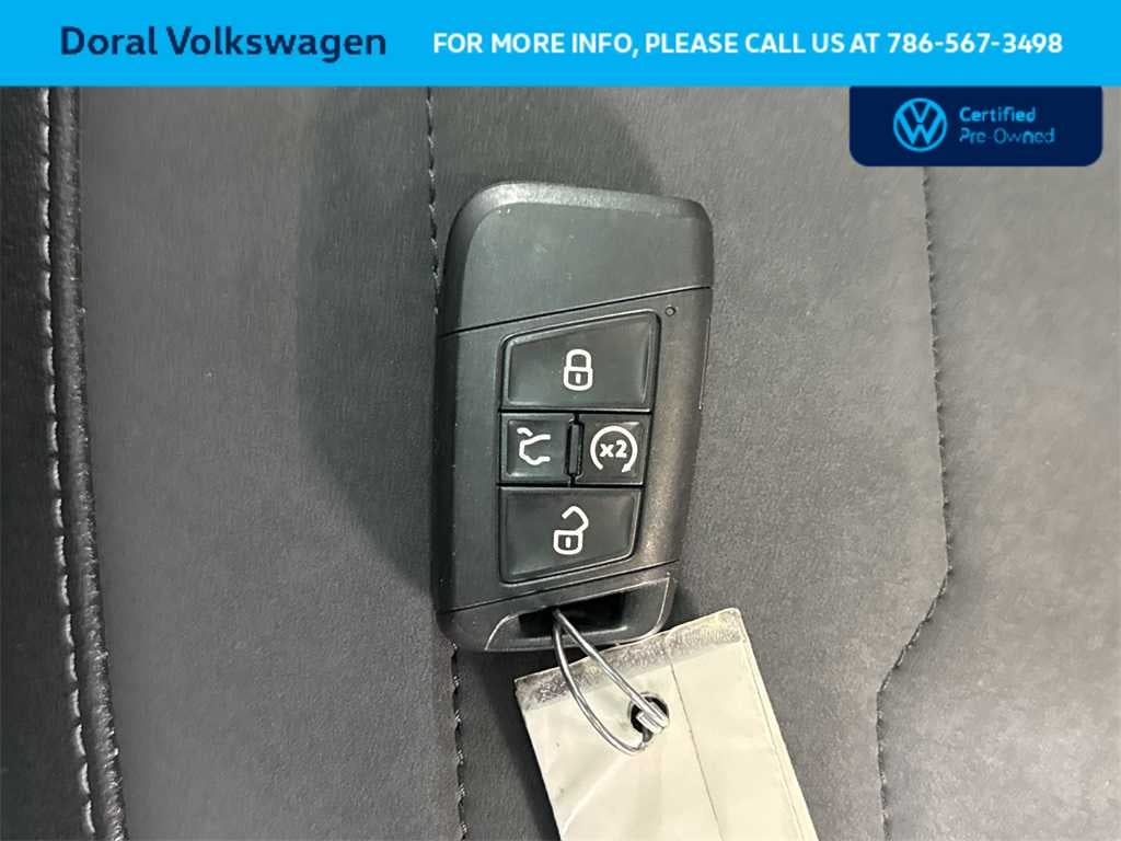 2025 Volkswagen Taos SE Black