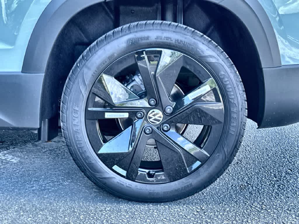 2027 Volkswagen Taos SE Black