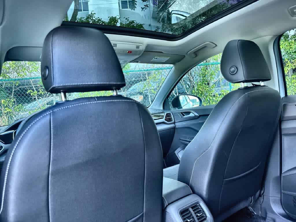 2027 Volkswagen Taos SE Black