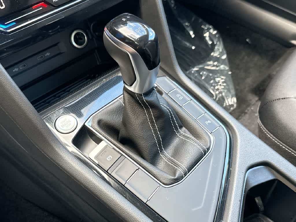 2027 Volkswagen Taos SE Black