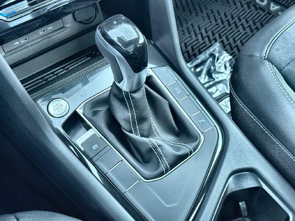 2027 Volkswagen Taos SE Black