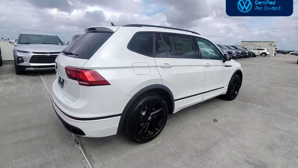 2024 Volkswagen Tiguan SE R-Line Black