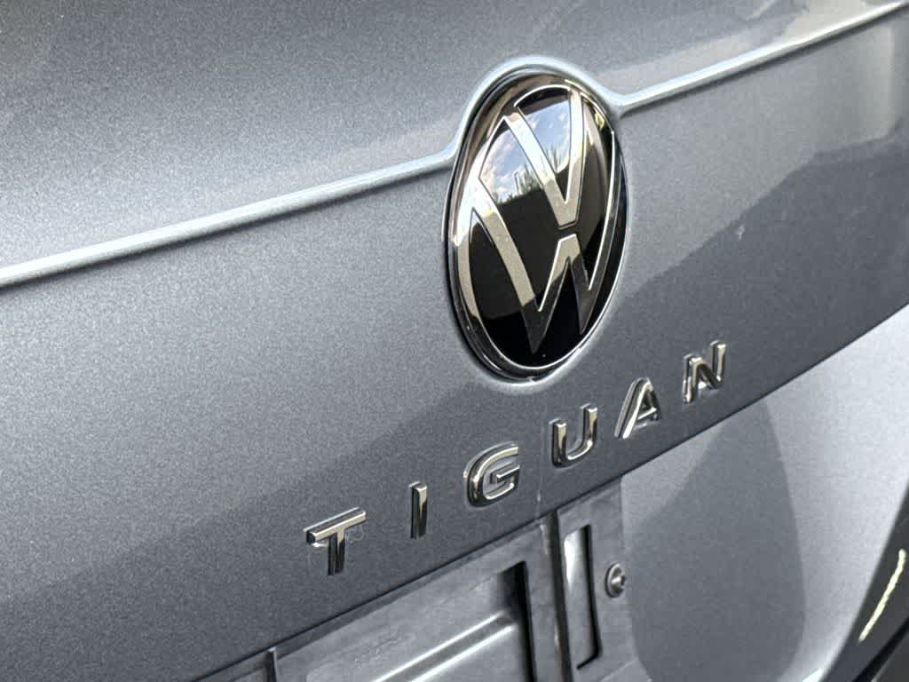 2023 Volkswagen Tiguan SE R-Line Black