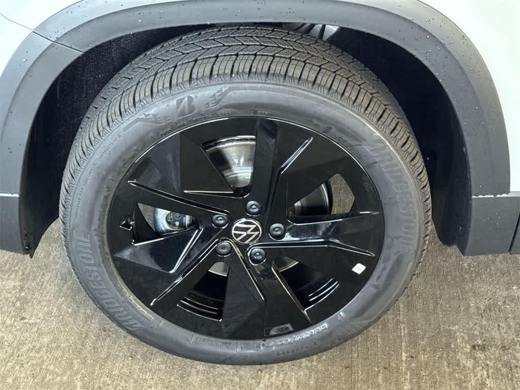 2025 Volkswagen Taos SE